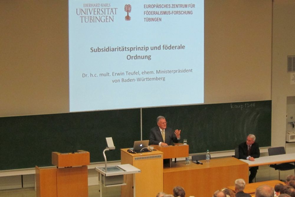 Erwin Teufel erklärt das Subsidiaritäts-Prinzip in der
	deutschen und europäischen Politik