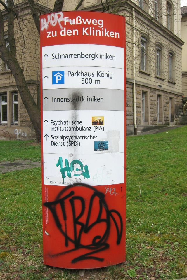 Informations-Stele bei den Talkliniken