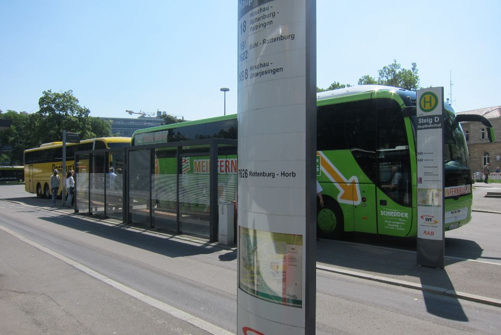 Informationstafeln am Busbahnhof